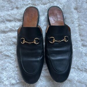 Gucci Princetown black and gold mules 😍